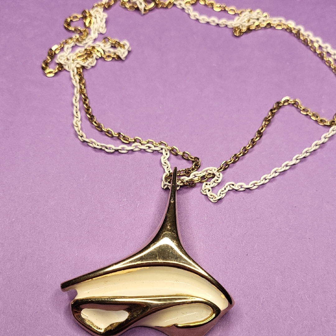 Elegant Gold And Cream Pendant Necklace
